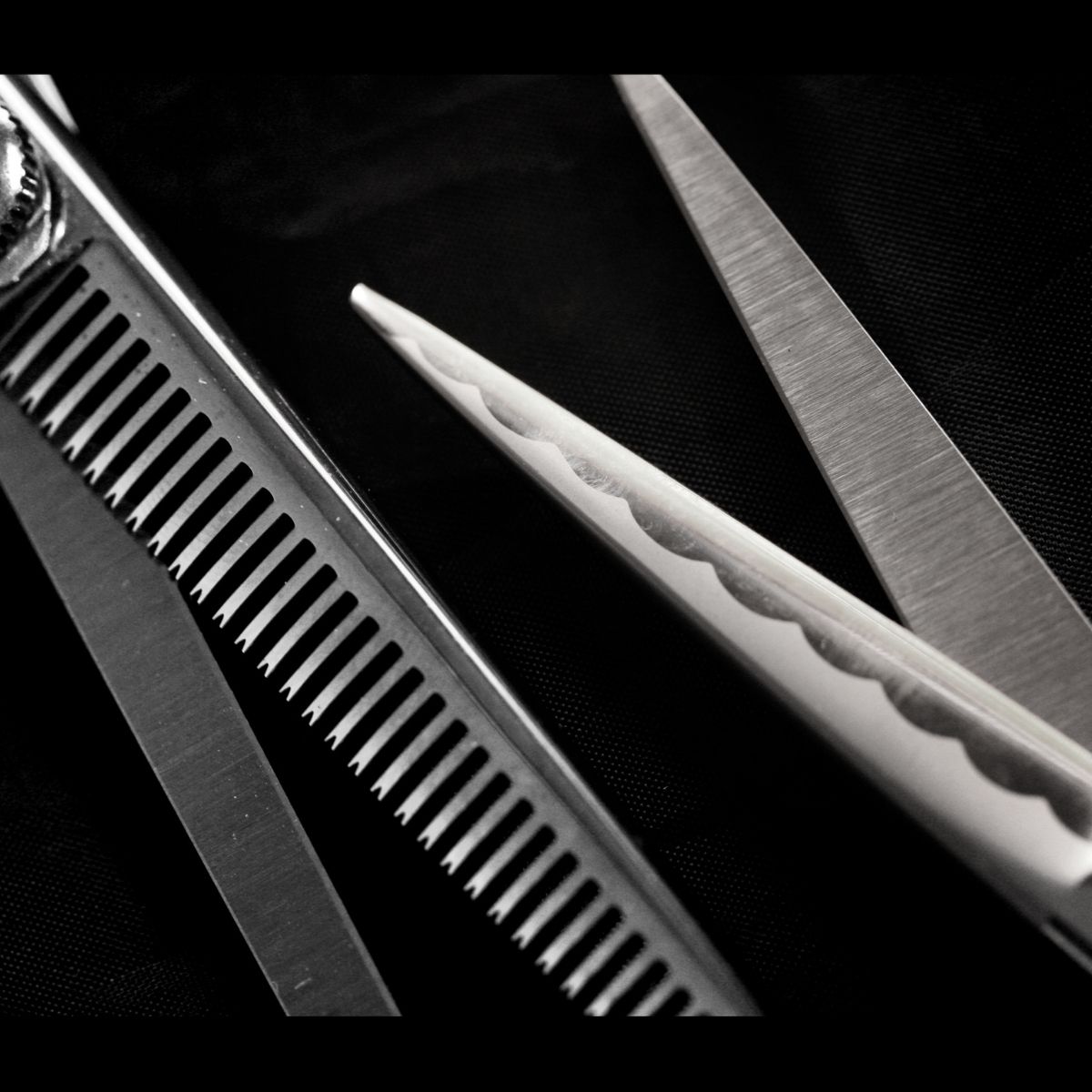 Convex edge hair scissor for slicing