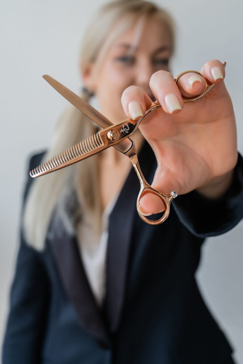 Ichiro Rose Gold Thinning shear with v-shaped teeth and crystal handle