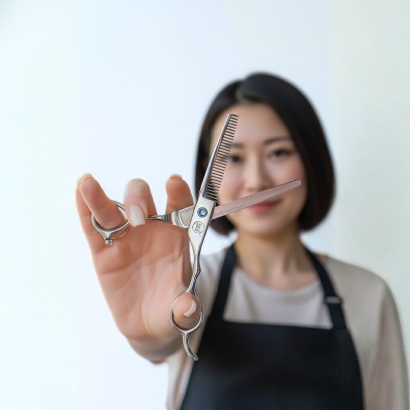 Ichiro Silver Thinning shear with blue gemstone pivot and fine teeth